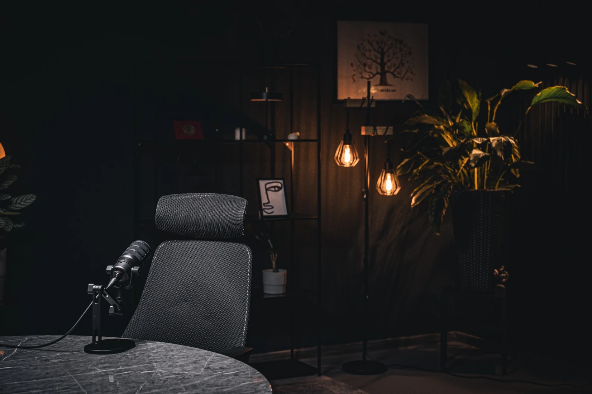 Ciemne studio nagraniowe AlphaMax 360 przygotowane do podcastu